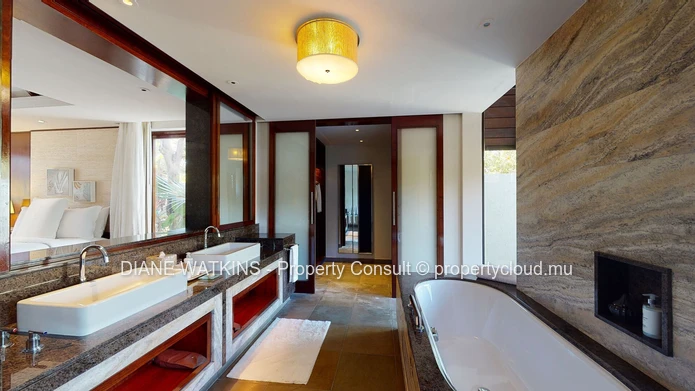 À vendre - Superbe Villa Tropicale Dans un Hôtel Luxuriant 5* à l'Est.