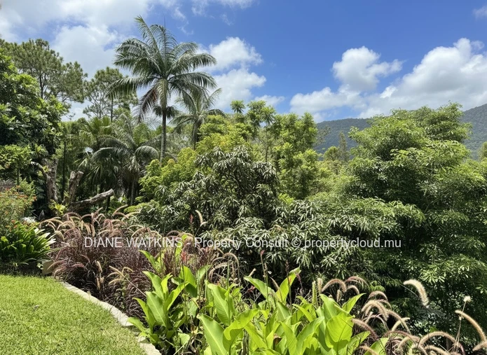 À Vendre – Maison Familiale avec Vue Sur La Rivière et Les Montagnes à Moka