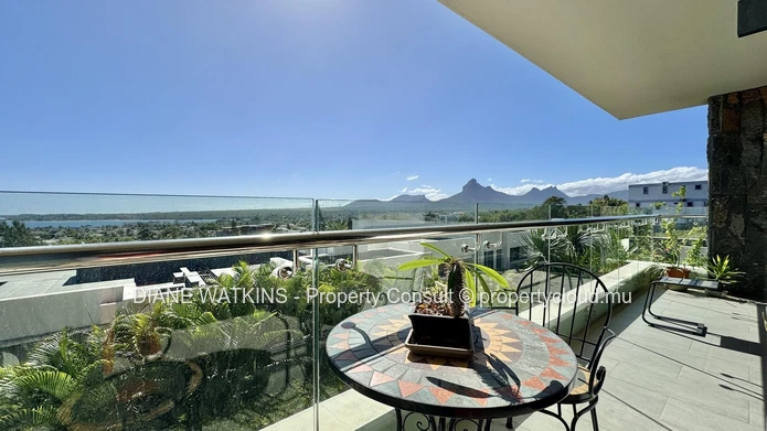 Élégance Clé en Main Face à la Mer : Duplex Meublé Trois Chambres à vendre à Tamarin