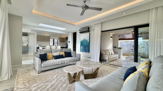 Where Serenity Meets Sophistication – 4-Bedroom Villa with Pool & Office for Rent in Flic en Flac