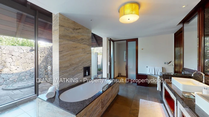 À vendre - Superbe Villa Tropicale Dans un Hôtel Luxuriant 5* à l'Est.
