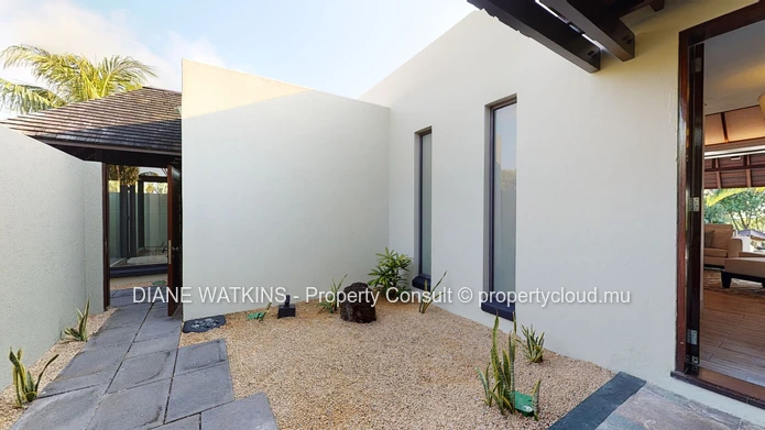 À vendre - Superbe Villa Tropicale Dans un Hôtel Luxuriant 5* à l'Est.