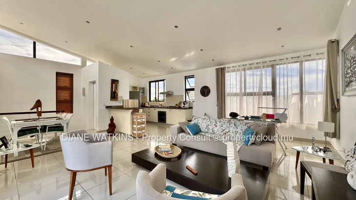 Penthouse 4 chambres à vendre à La Preneuse, à pied de la plage avec grande terrasse et vue montagne