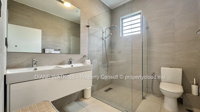 Penthouse contemporain de 3 chambres à vendre à Tamarin avec vues montagne et mer