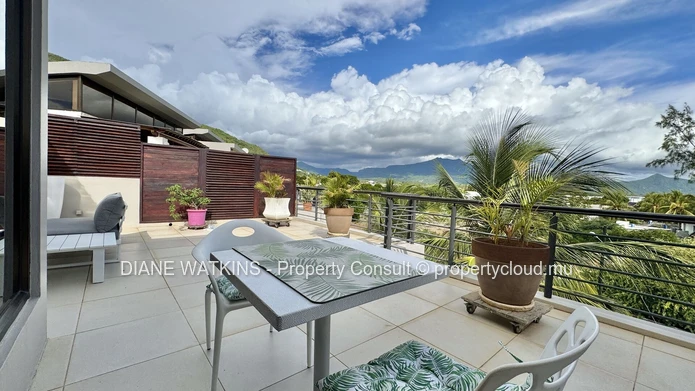 Penthouse 4 chambres à vendre à La Preneuse, à pied de la plage avec grande terrasse et vue montagne