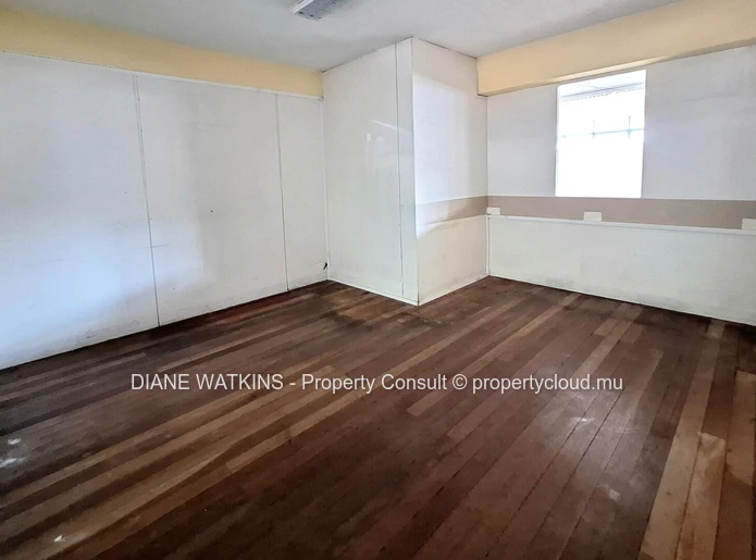 A Vendre - Rez de chaussée et Mezzanine Spacieux à Vendre au Centre de Port-Louis.