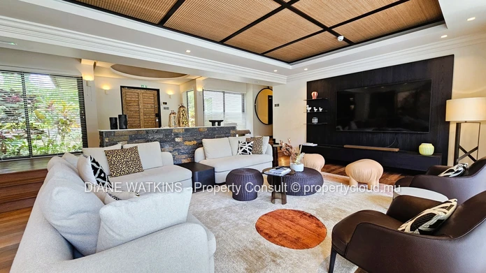 Villa de Luxe Contemporaine à Vendre dans un Domaine de Golf Prestigieux