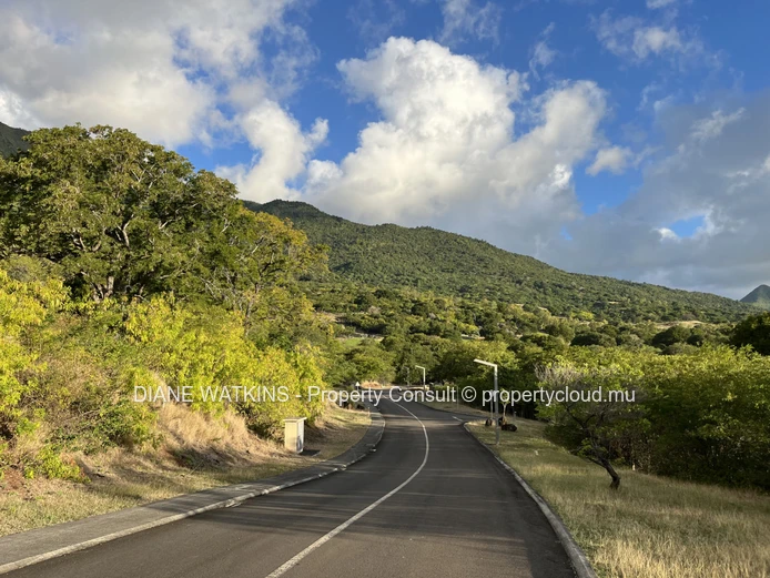 Terrain d’exception à vendre à Petite Rivière Noire – 2 157 m² dans un domaine sécurisé exclusif