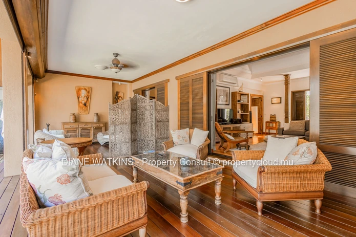 Élégance Insulaire à Tamarin – Villa de Cinq Chambres à Vendre dans un Domaine Côtier Raffiné