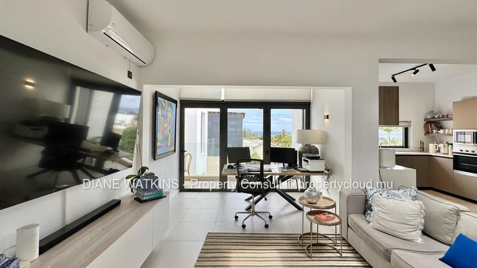 Penthouse contemporain de 3 chambres à vendre à Tamarin avec vues montagne et mer