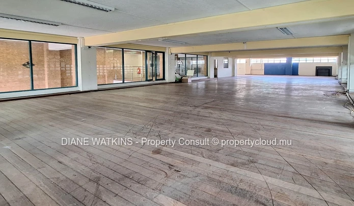 A Vendre - Rez de chaussée et Mezzanine Spacieux à Vendre au Centre de Port-Louis.