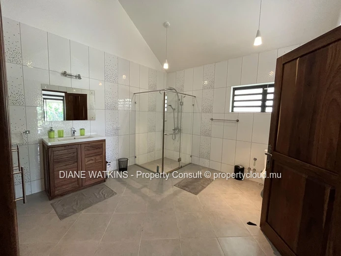 À Vendre - Magnifique Maison de 4 Chambres dans un Quartier Sécurisé à Beau Vallon.