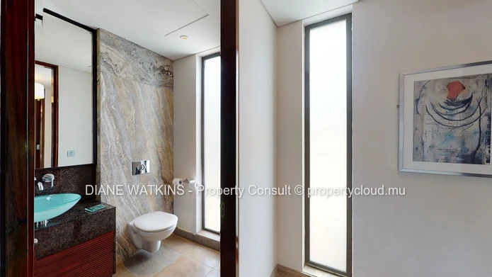 À vendre - Superbe Villa Tropicale Dans un Hôtel Luxuriant 5* à l'Est.