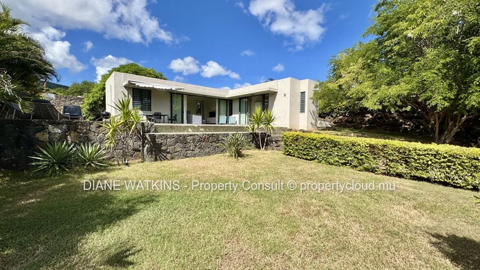 Élégante villa avec piscine à débordement, cottage indépendant et vue montagne à Petite Rivière Noire