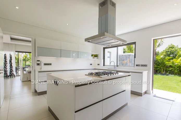 A VENDRE - Superbe Villa de 4 Chambres Avec Vue Sur le Golf à Anahita