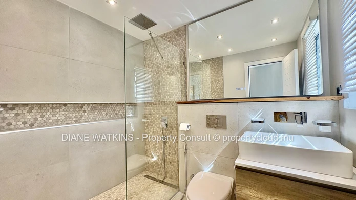Where Serenity Meets Sophistication – 4-Bedroom Villa with Pool & Office for Rent in Flic en Flac