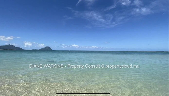 Penthouse 4 chambres à vendre à La Preneuse, à pied de la plage avec grande terrasse et vue montagne
