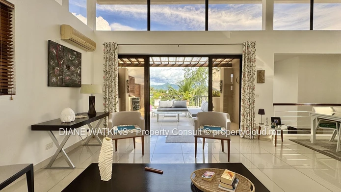 Penthouse 4 chambres à vendre à La Preneuse, à pied de la plage avec grande terrasse et vue montagne