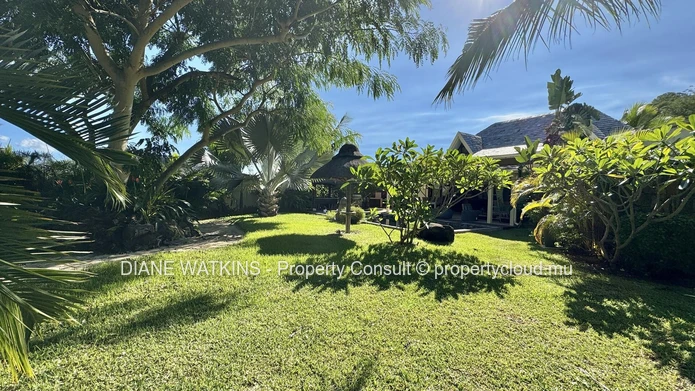 À Vendre - Spacieuse Villa d'Inspiration Balinaise à Rivière Noire