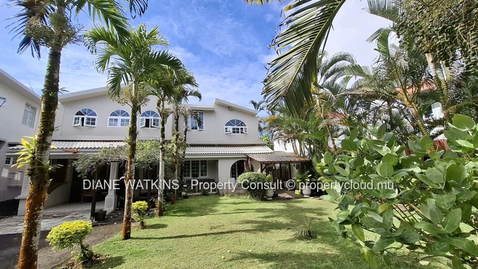 À Vendre -  1 Maison et 2 appartements à Curepipe