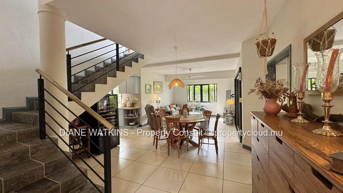 A Vendre - Villa de 4 Chambres avec Vue Mer à Tamarin