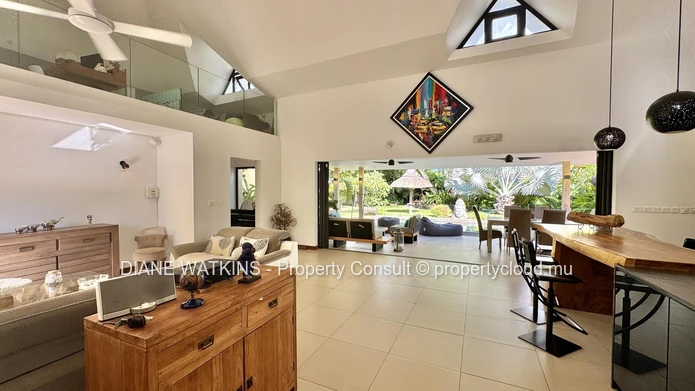 À Vendre - Spacieuse Villa d'Inspiration Balinaise à Rivière Noire