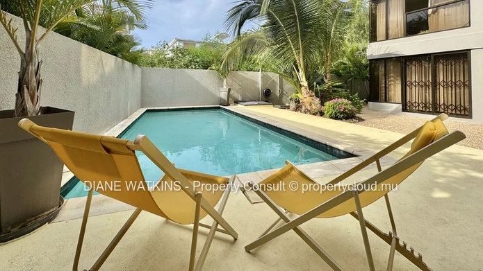 Penthouse 4 chambres à vendre à La Preneuse, à pied de la plage avec grande terrasse et vue montagne