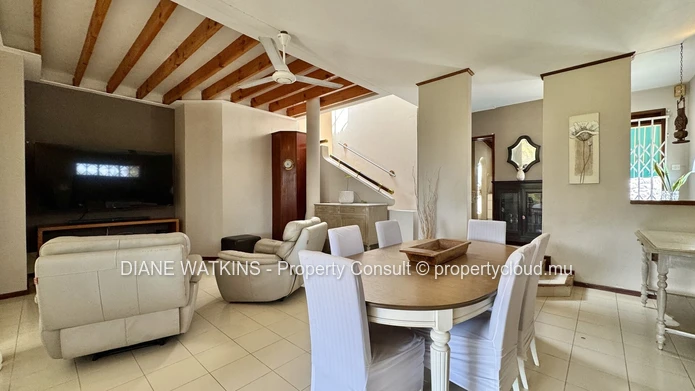 Villa élégante de 3 chambres avec piscine privée et vue mer à vendre à Tamarin