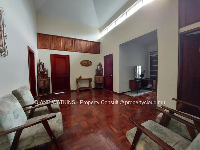 À Vendre -  1 Maison et 2 appartements à Curepipe