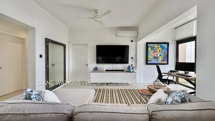 Penthouse contemporain de 3 chambres à vendre à Tamarin avec vues montagne et mer
