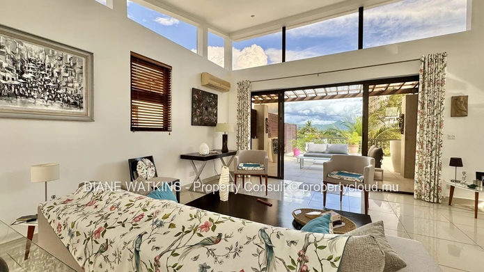 Penthouse 4 chambres à vendre à La Preneuse, à pied de la plage avec grande terrasse et vue montagne