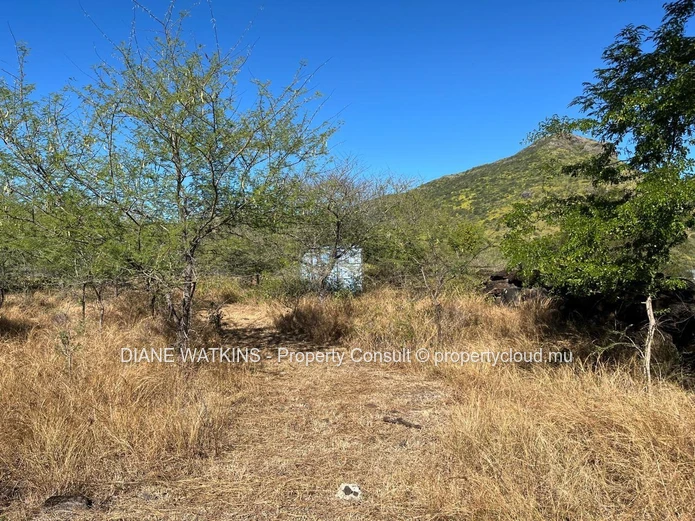 Terrain résidentiel en bord de rivière avec vue sur La Tourelle dans un domaine sécurisé à Tamarin