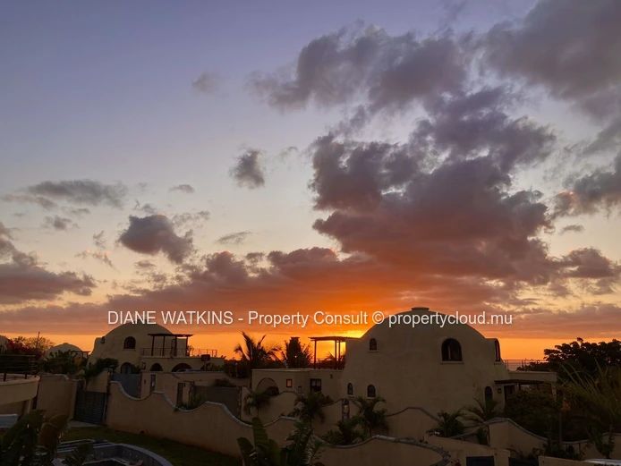 Villa Dôme Unique avec Piscine et Vues sur le Coucher de Soleil à Albion