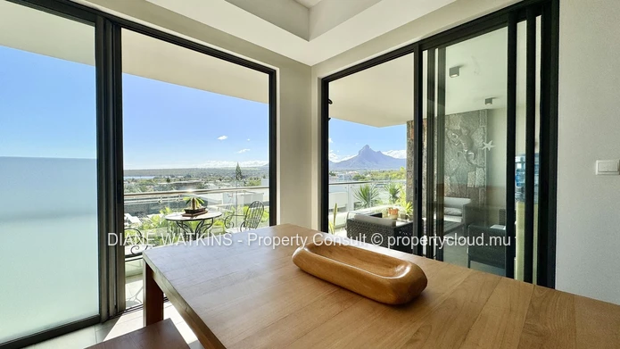 Élégance Clé en Main Face à la Mer : Duplex Meublé Trois Chambres à vendre à Tamarin