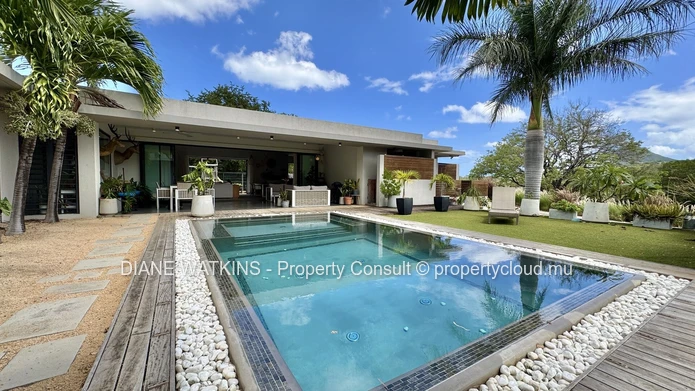Élégante villa avec piscine à débordement, cottage indépendant et vue montagne à Petite Rivière Noire