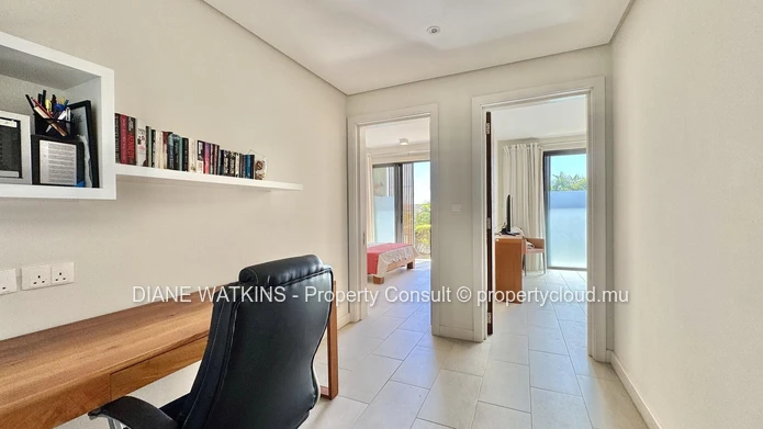 Élégance Clé en Main Face à la Mer : Duplex Meublé Trois Chambres à vendre à Tamarin