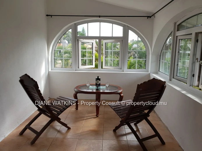 À Vendre -  1 Maison et 2 appartements à Curepipe
