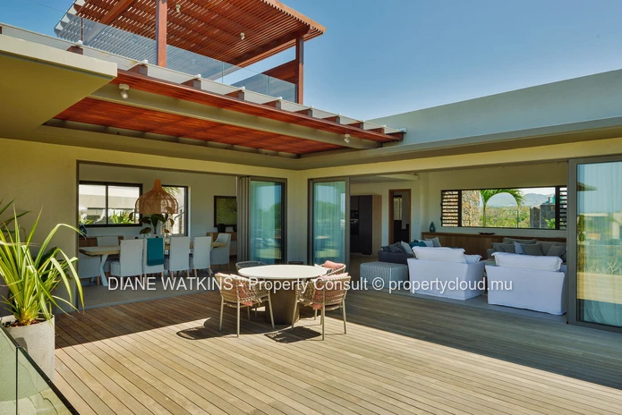 À Vendre - Élégante Villa de 4 Chambres Avec Vue Sur l'Océan à Anahita