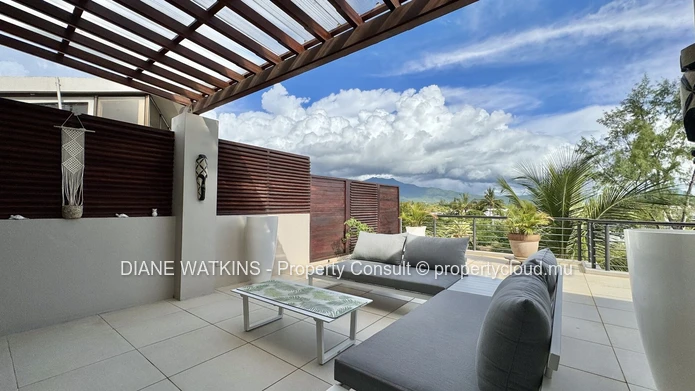 Penthouse 4 chambres à vendre à La Preneuse, à pied de la plage avec grande terrasse et vue montagne