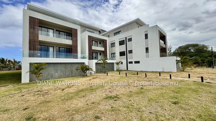 Contemporary R+2 Apartment for Sale in Black River– Elegant Outdoor Living Just Steps from the Shoreline