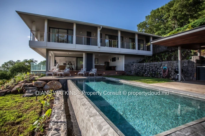 Contemporary 5-Bedroom Villa for Rent with Ocean Views and Private Pool – Black River