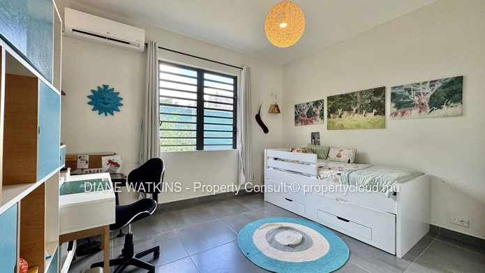 Élégante villa avec piscine à débordement, cottage indépendant et vue montagne à Petite Rivière Noire