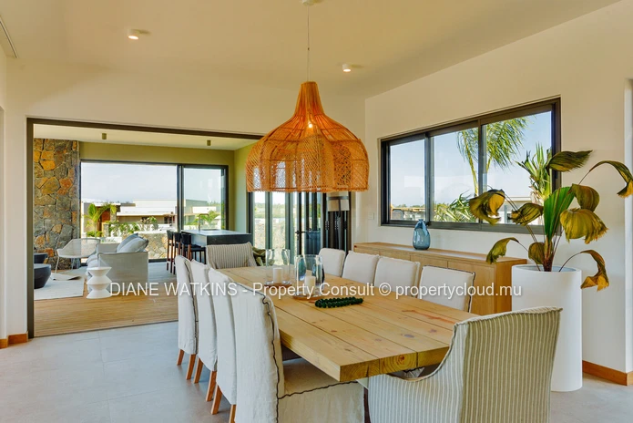 À Vendre - Élégante Villa de 4 Chambres Avec Vue Sur l'Océan à Anahita