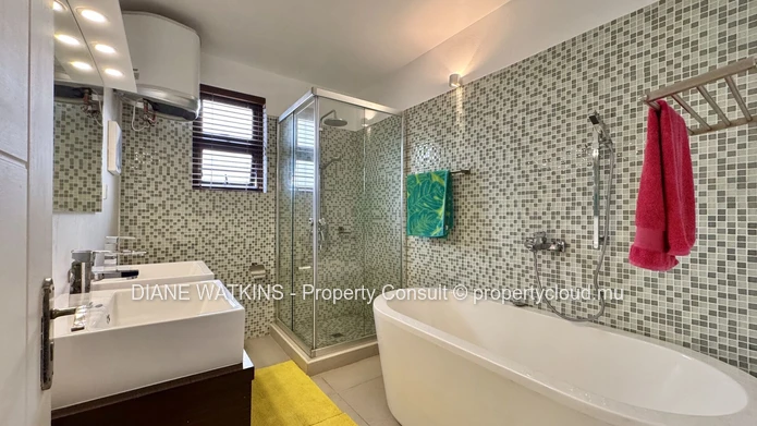 Penthouse 4 chambres à vendre à La Preneuse, à pied de la plage avec grande terrasse et vue montagne