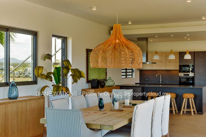 À Vendre - Élégante Villa de 4 Chambres Avec Vue Sur l'Océan à Anahita