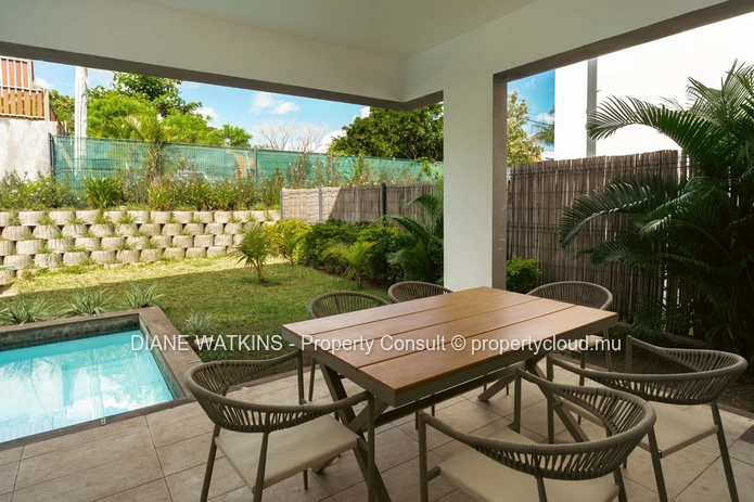Douceur de Vivre à Rivière Noire – Duplex Meublé avec Jacuzzi à Vendre
