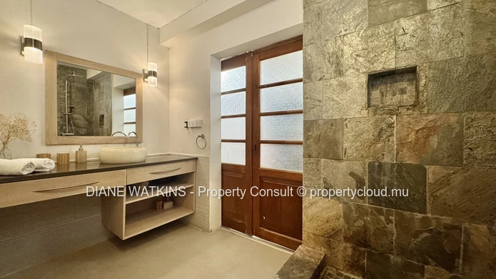 Villa élégante de 3 chambres avec piscine privée et vue mer à vendre à Tamarin