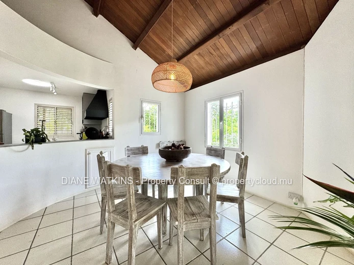À Vendre – Maison Familiale avec Vue Sur La Rivière et Les Montagnes à Moka