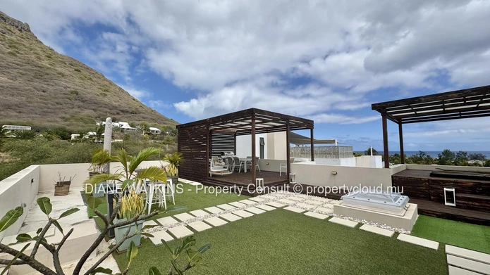 Penthouse contemporain de 3 chambres à vendre à Tamarin avec vues montagne et mer