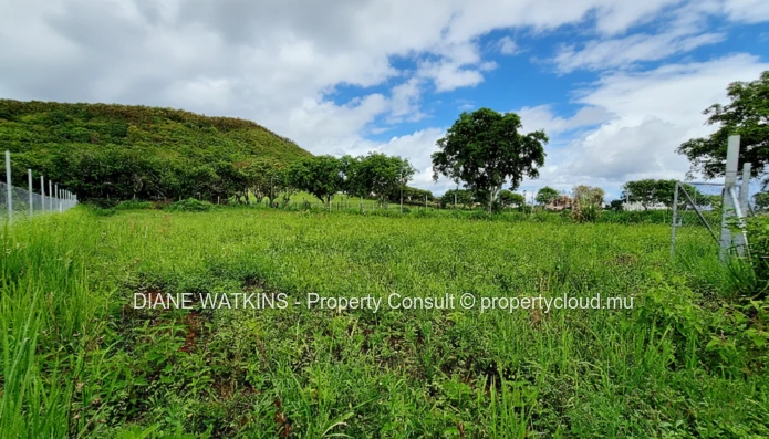 Terrain agricole bien situé à vendre, près du parc de Sodnac, du Phoenix Mall et du métro